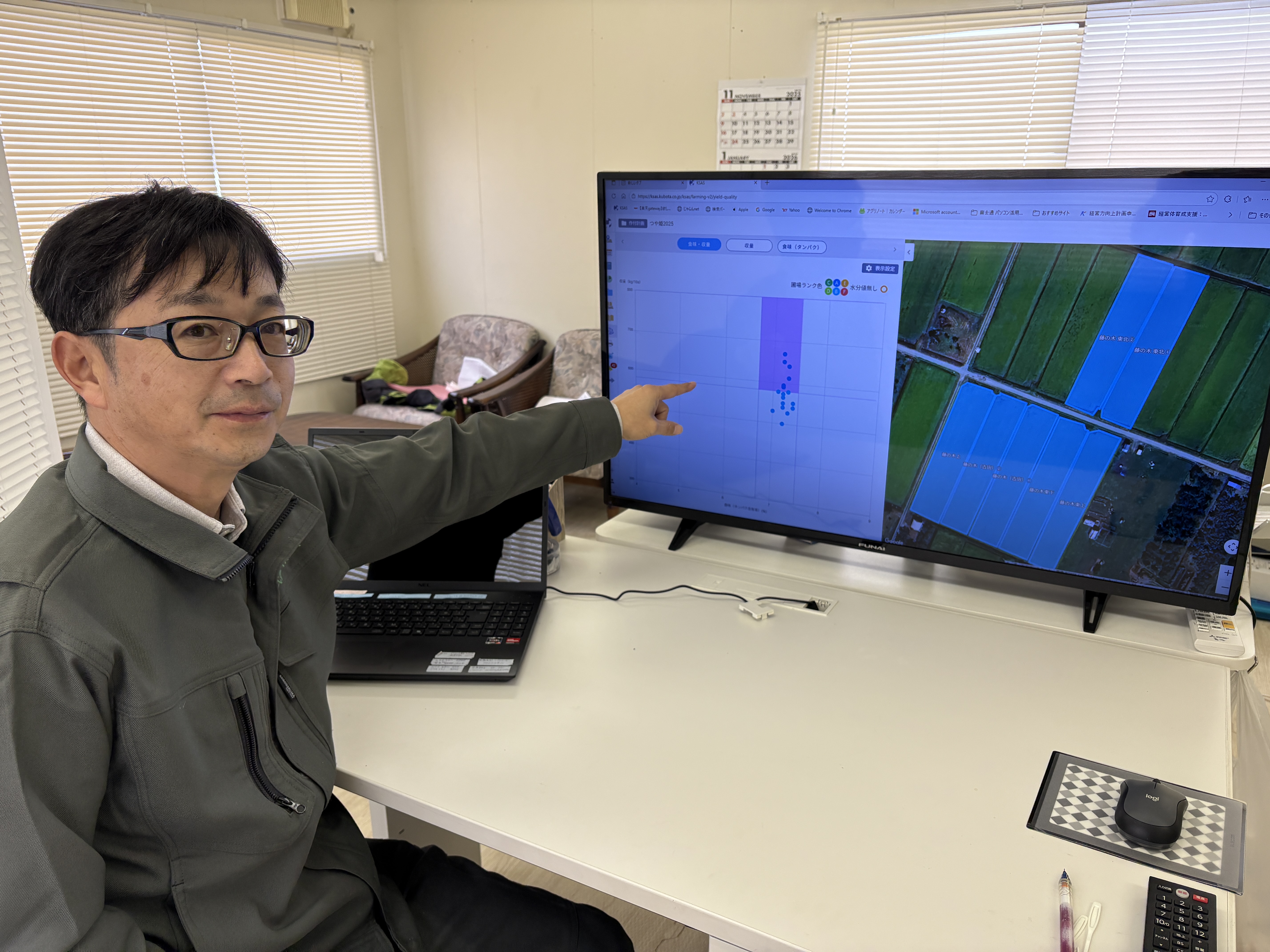 モニターで収量、食味の結果を確認する石山マイスター