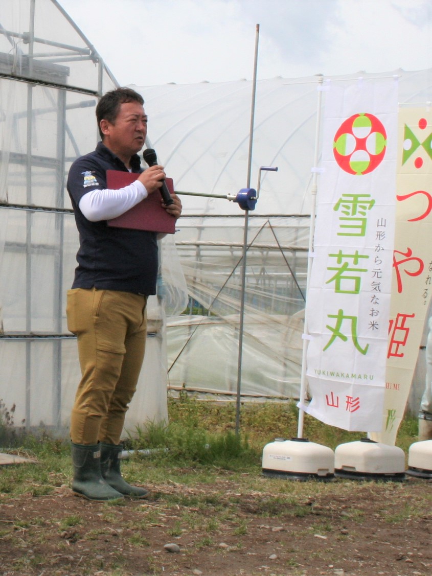 育苗状況を説明する奥山マイスター