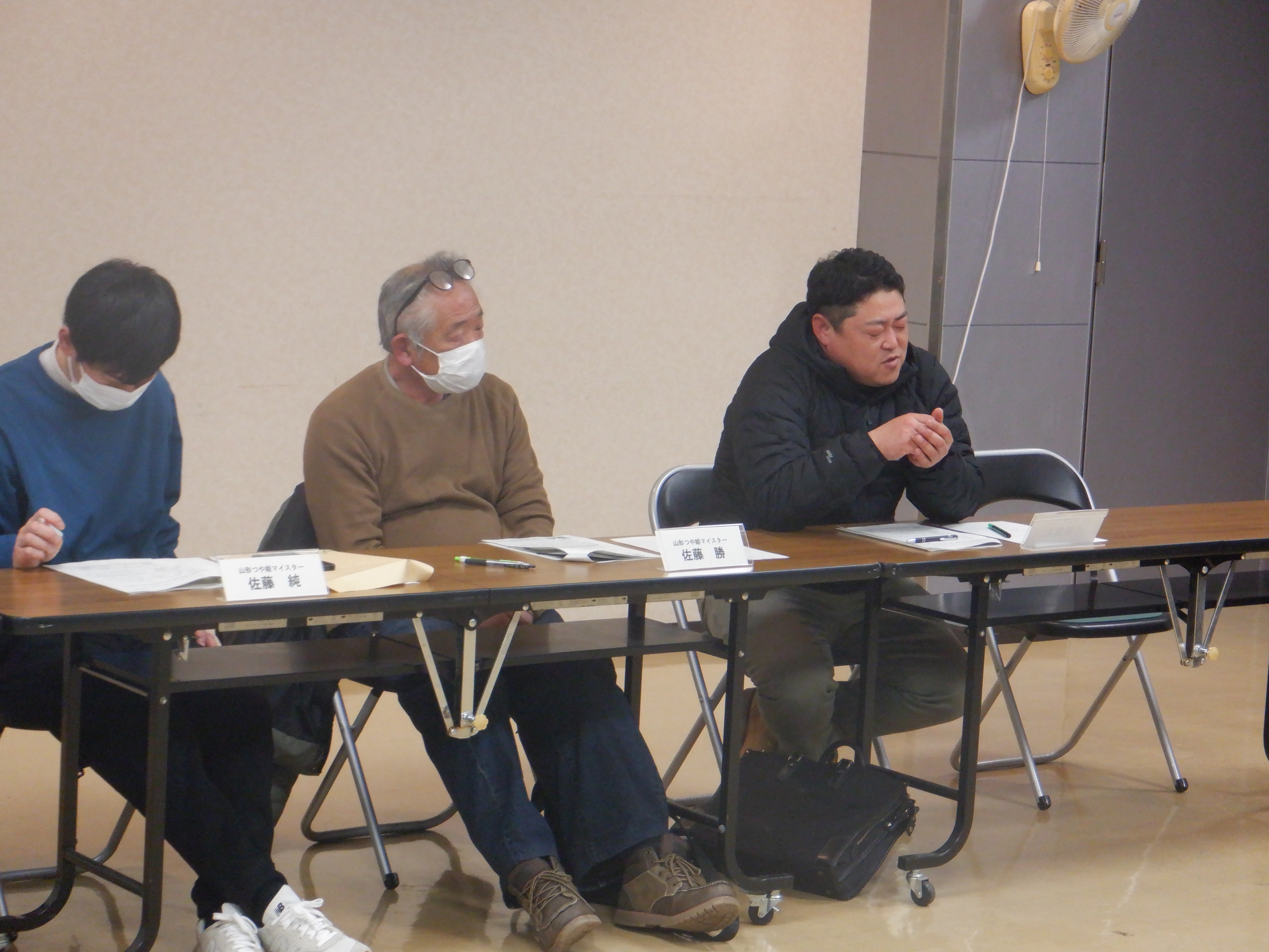 育苗管理について語る小野マイスター 　（写真 右）